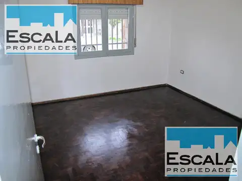 CASA DE DOS DORMITORIOS AMPLIOS Y PATIO CON JARDIN