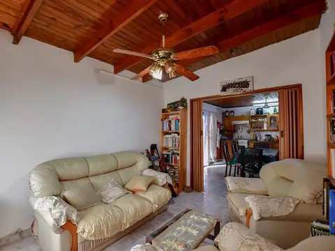CASA VENTA LA PLATA 3 DORMITORIOS QUINCHO PATIO