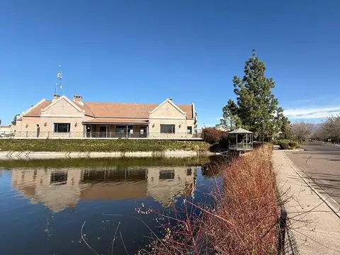 Casa en venta c/ cochera en Luján de Cuyo