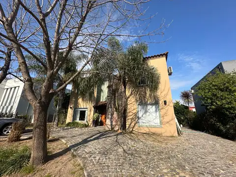 Casa en venta, 6 ambientes barrio La comarca