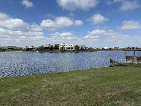 Lote de 1000m2 en Barrio San Sebastián Frente a la Laguna