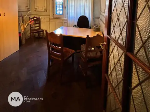 Casa 12 ambientes con 4 baños
