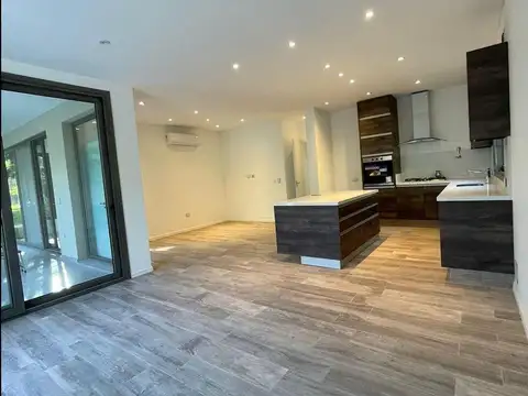 Casa en Alquiler con 6 cocheras