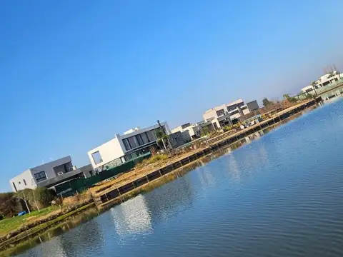 Excelente terreno a la laguna con escritura Área 9  