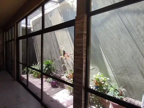 Casa 6 ambientes con 2 baños