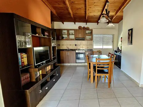 Casa 5 ambientes con 2 baños