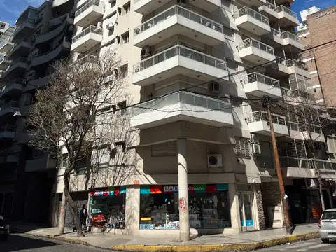 DEPTO UN DORMITORIO, FRENTE, BALCON, NORTE. EXCELENTE UBICACIÓN. A UNA CUADRA DEL RÍO.