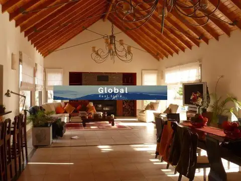 Casa 8 ambientes con 4 baños