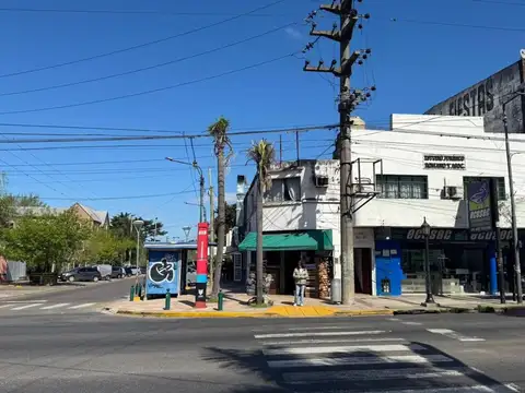 Av. Angel T. De Alvear 700