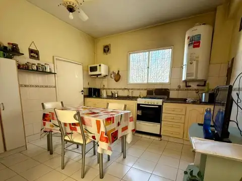 Piso 4 Ambientes Sin Expensas Frente con Balcon  (2° x esc)