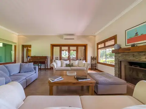 Casa en Venta con 4 cocheras