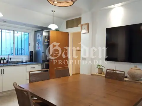 Excelente PH al frente 3 ambientes CON GARAGE. 2 Dormitorios. Lavadero. Patio. Terraza