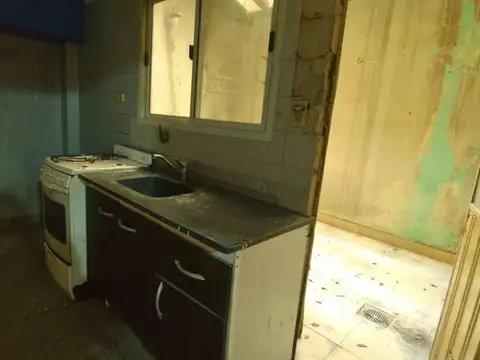 DEPARTAMENTO EN VENTA CON PATIO 2 AMB/ REFACCIONAR