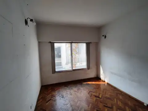 AMPLIO PH DE 4 AMBIENTES EN PRIMER PISO CON PATIO, BALCÓN Y GRAN QUINCHO