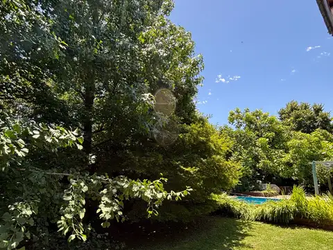 Casa en Alquiler con 2 cocheras