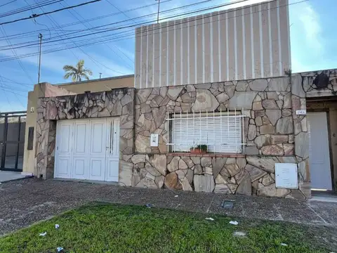 VENTA CASA 2 DORM, COCHERA Y PATIO