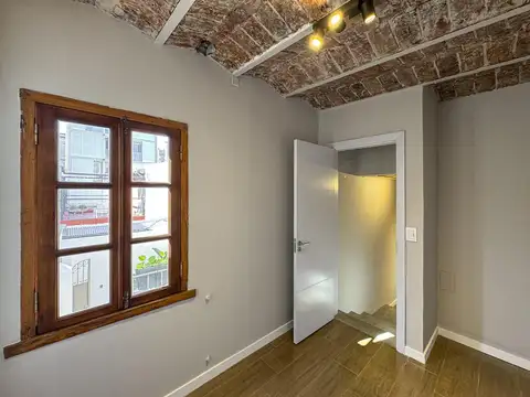 Casa de pasillo con 2 dormitorios, escritorio, patio y terraza con parrilla