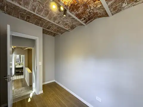 Casa de pasillo con 2 dormitorios, escritorio, patio y terraza con parrilla