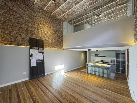 Casa de pasillo con 2 dormitorios, escritorio, patio y terraza con parrilla