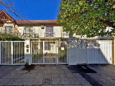 VENTA CASA DUPLEX 3 AMBIENTES ENTRADA AUTO PATIO VERSALLES