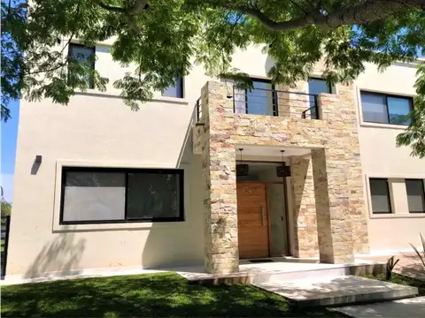 Excelente Casa a la venta en el Canton de 5 Ambientes