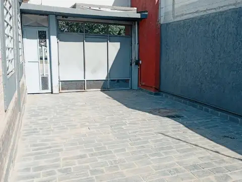 SE VENDE CASA + SALON AMPLIO PARA USO COMERCIAL