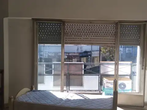 Venta en Block: 2 Locales + Depto 3 Amb. y Terreno