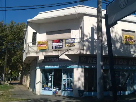 Venta en Block: 2 Locales + Depto 3 Amb. y Terreno