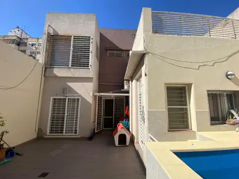 Venta casa pasillo  2 plantas con pileta zona Centro Rosario