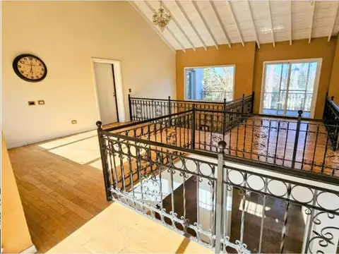 Casa 8 ambientes con 3 baños