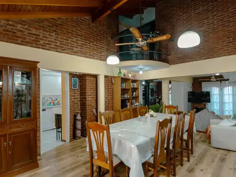Casa en Venta con 3 cocheras