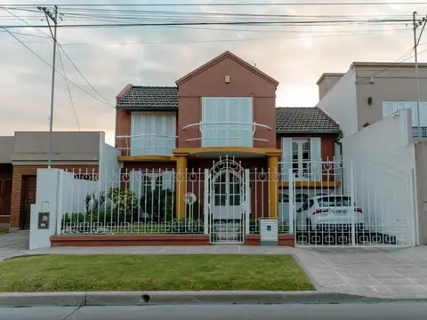 Casa de 5 ambientes con pileta a la venta en lujan centro