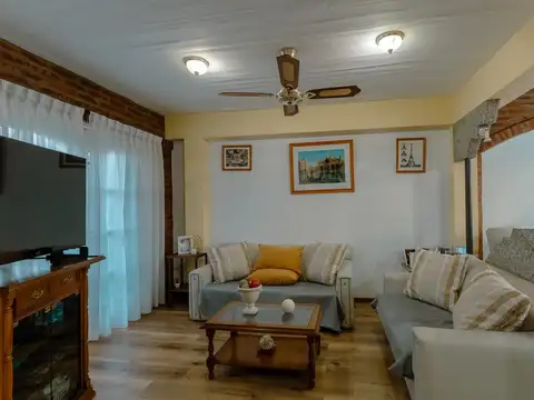 Casa de 5 ambientes con pileta a la venta en lujan centro