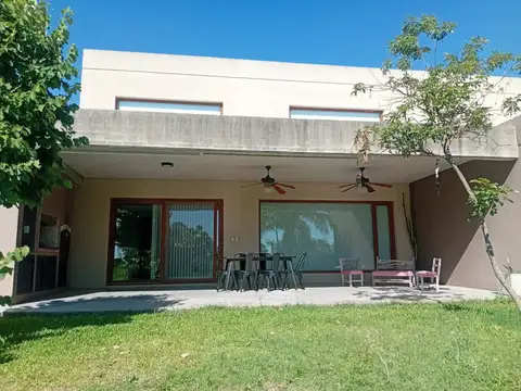 Casa 8 ambientes con 2 baños