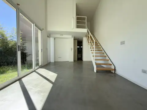 Casa en Alquiler con 2 cocheras