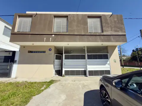 Casa 3 Dormitorios En Alquiler, Patio, Cochera, La Plata