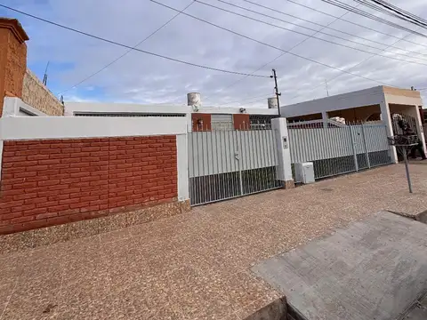 CASA EN VENTA EN RIVADAVIA 3 DORMITORIOS, ESCRITORIO Y COCHERA PARA 2 VEHICULOS