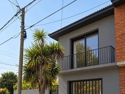 Ph de 2 ambientes a la calle con balcón y espacio de cochera