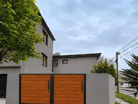 Ph de 2 ambientes a la calle con balcón y espacio de cochera