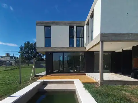 Casa 3 dormitorios con Pileta, 507 y 139 Don Carlos