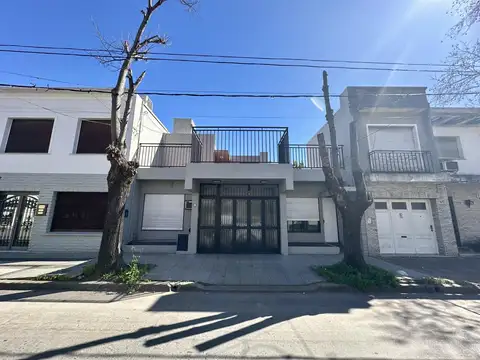 Casa en Venta de 6 ambientes. Terraza con parrilla y patio. Cochera. Pleno Centro Zárate