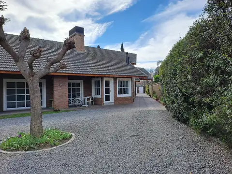 Casa en Venta con 2 cocheras