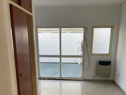 Departamento monoambiente con patio/cochera en Venta