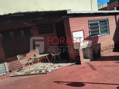 Casa 8 ambientes con 2 baños