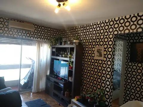 DEPARTAMENTO DE 2 AMBIENTES CON BALCÓN AL FRENTE EN EL CENTRO DE AVELLANEDA