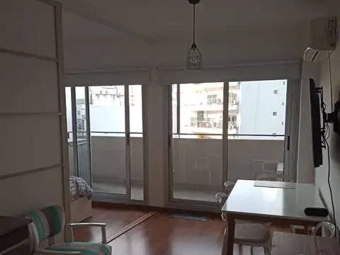 Hermoso 1 1/2 y medio semi amoblado. Balcon al C/fte