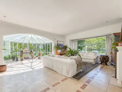 Casa 8 ambientes con 6 baños