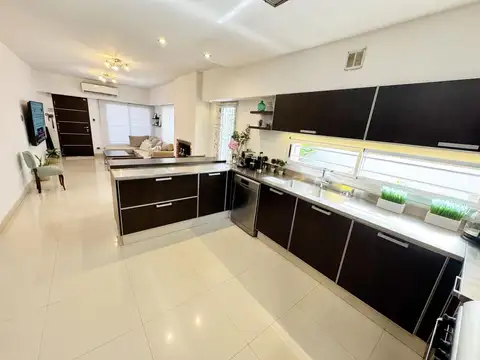 Casa 4 ambientes con 3 baños