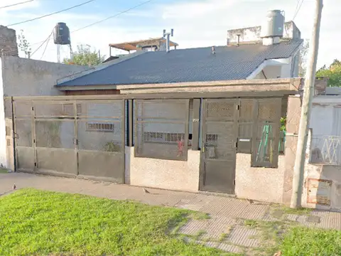 CASA 2 DORMITORIOS CON ESPACIO PARA VEHICULO Y PARRILLERO GUTIERREZ 2517