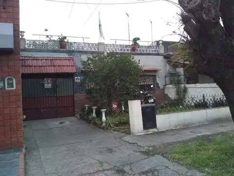 Casa en venta c/ cochera en Villa Adelina